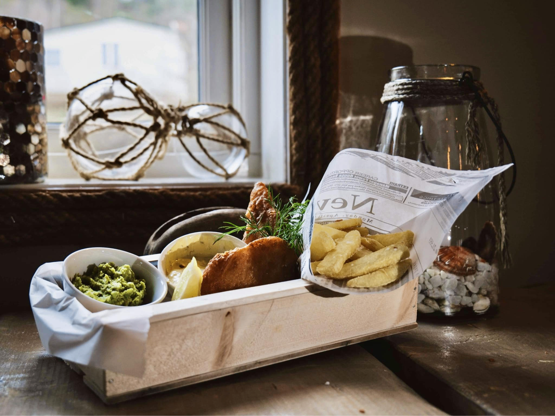 Sprø fish and chips med torsk i perfekt panering og tykke fries – tradisjonell favoritt på Sjøbua i Sponvika nær Halden