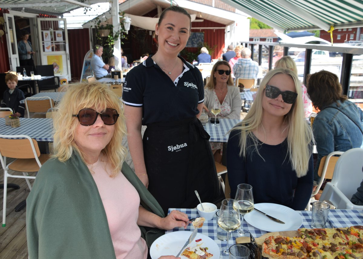 Glade gjester sammen med vertinne på Sjøbua – personlig og varm service i maritime omgivelser ved Ringdalsfjorden i Sponvika