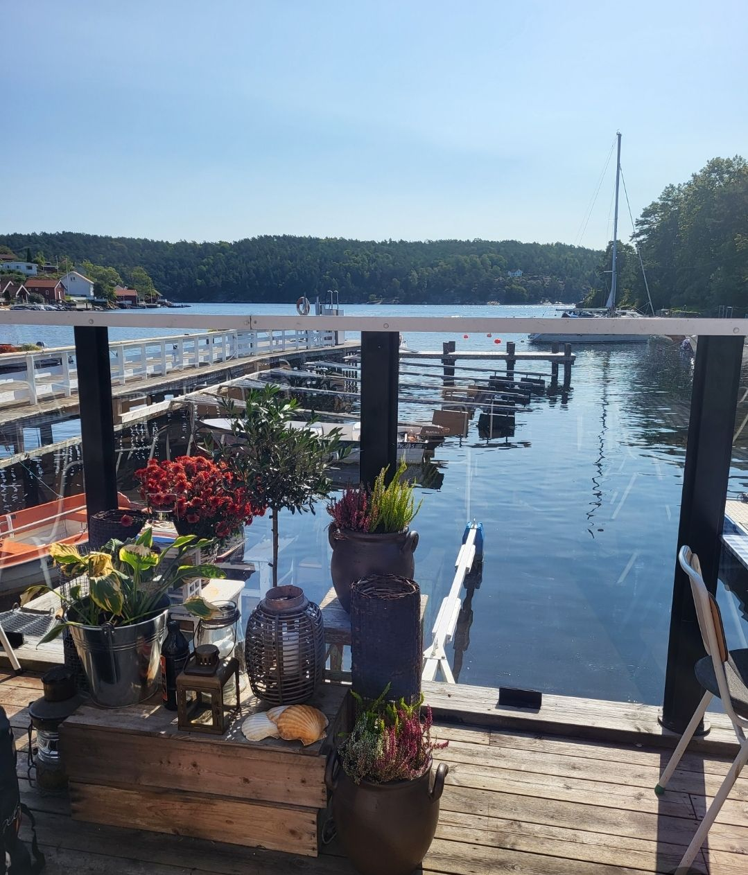Panoramautsikt fra Sjøbua-terassen over Ringdalsfjorden med båter og skjærgård – idyllisk sommerdag ved restauranten nær Halden
