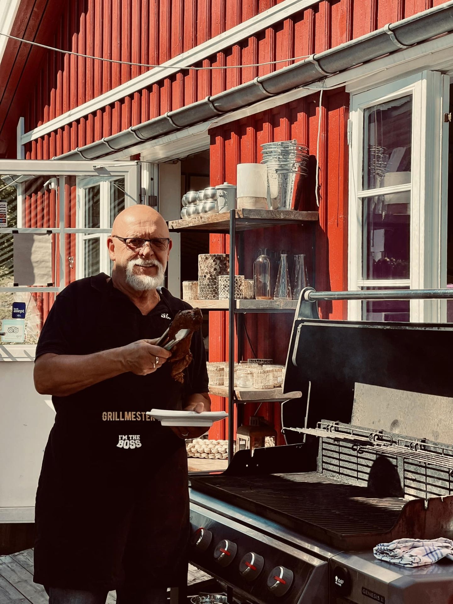 Erfaren grillmester serverer perfekt grillede retter på Sjøbua i Sponvika – autentisk grillmat ved Ringdalsfjorden nær Halden