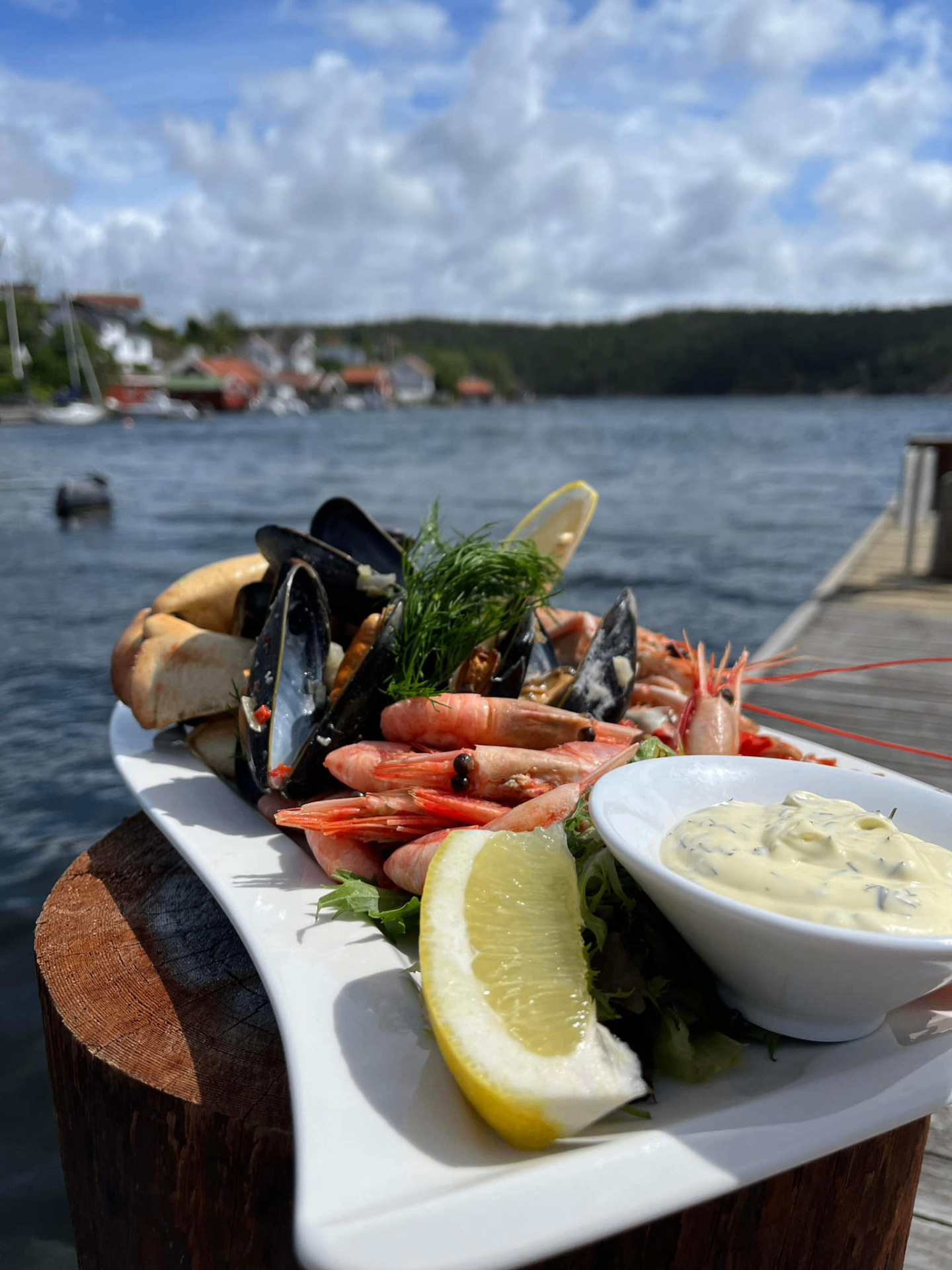 Frisk sjømatfat med reker og blåskjell på bryggekanten med utsikt over Ringdalsfjorden – nydelig sommeropplevelse i Sponvika nær Halden