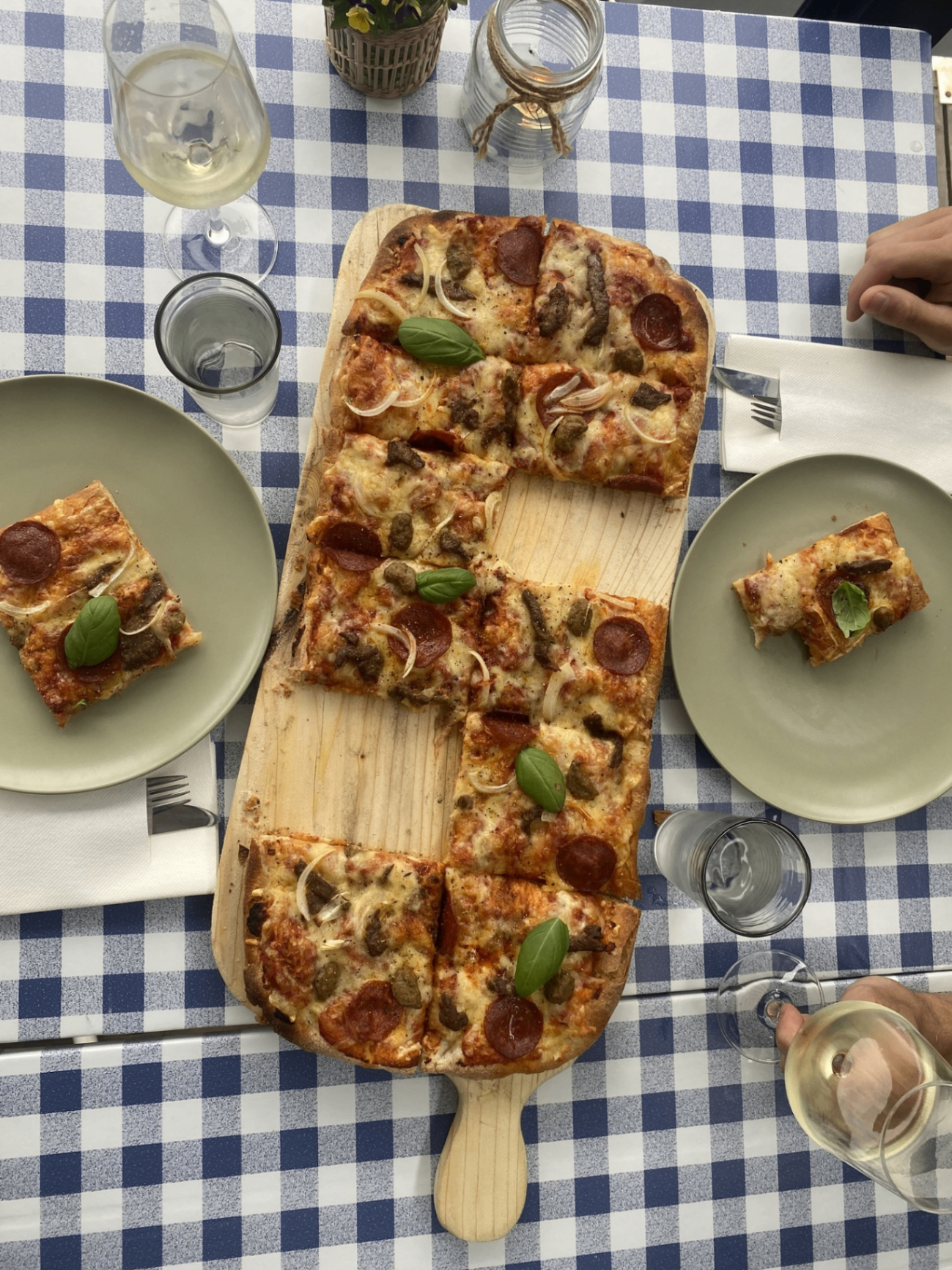 Delikat scrocchiarella-pizza med pepperoni og champignon servert på trebrett – italiensk spesialitet på Sjøbua i Sponvika nær Halden