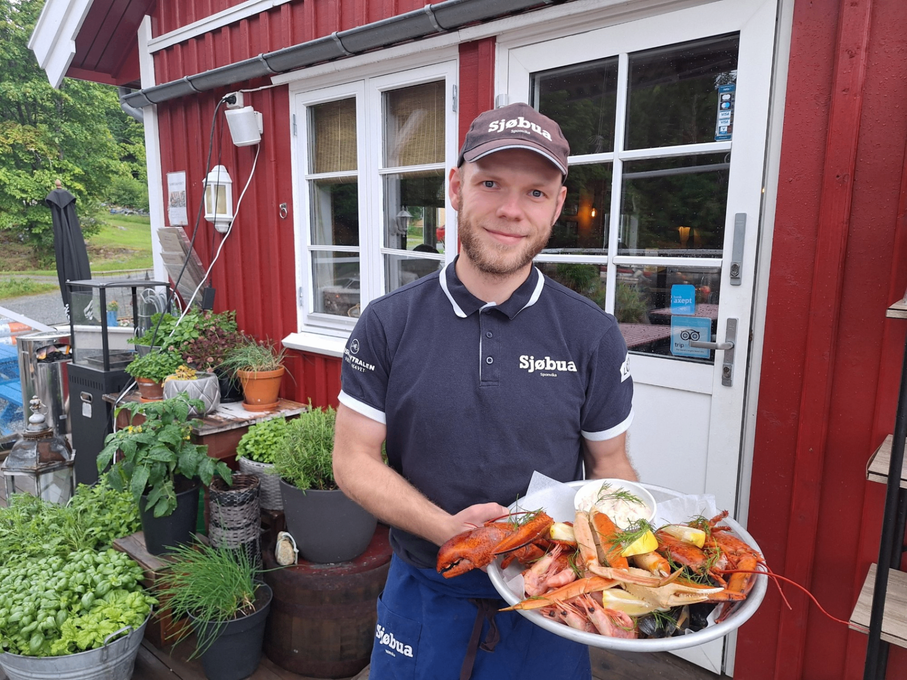 Kokk fra Sjøbua i Sponvika presenterer et imponerende skalldyrfat med hummer, reker, kamskjell og sjøkreps – fersk sjømat fra Ringdalsfjorden nær Halden