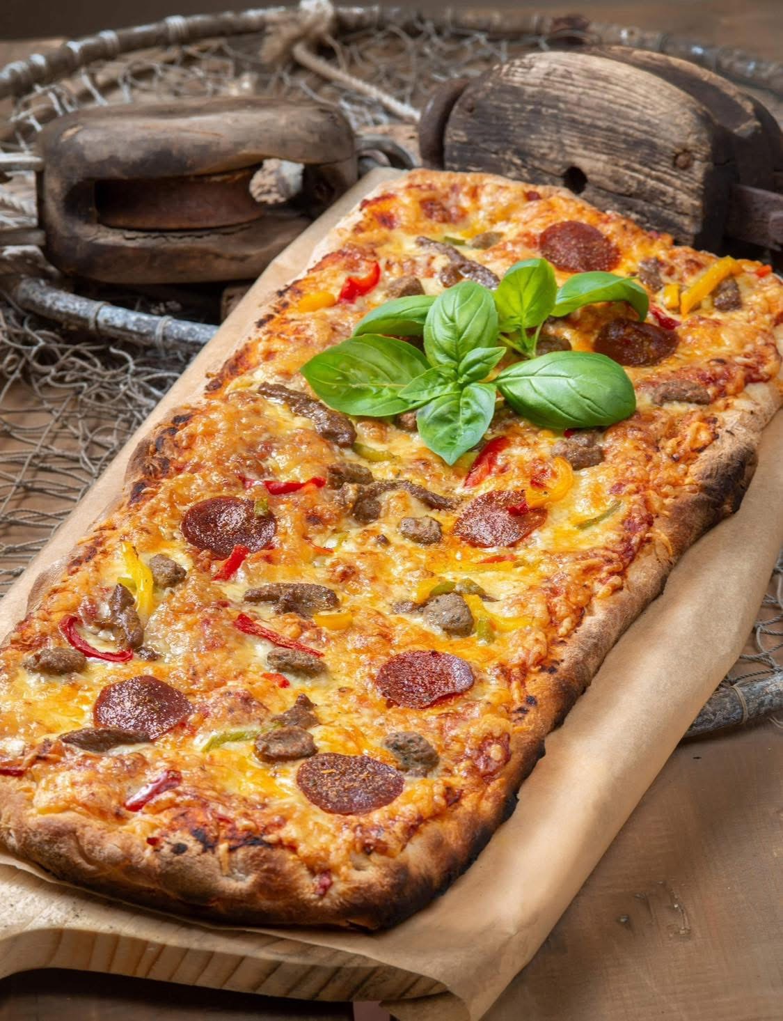 Italiensk scrocchiarella-pizza med sprø bunn og ferske toppings – takeaway fra Sjøbua i Sponvika nær Halden