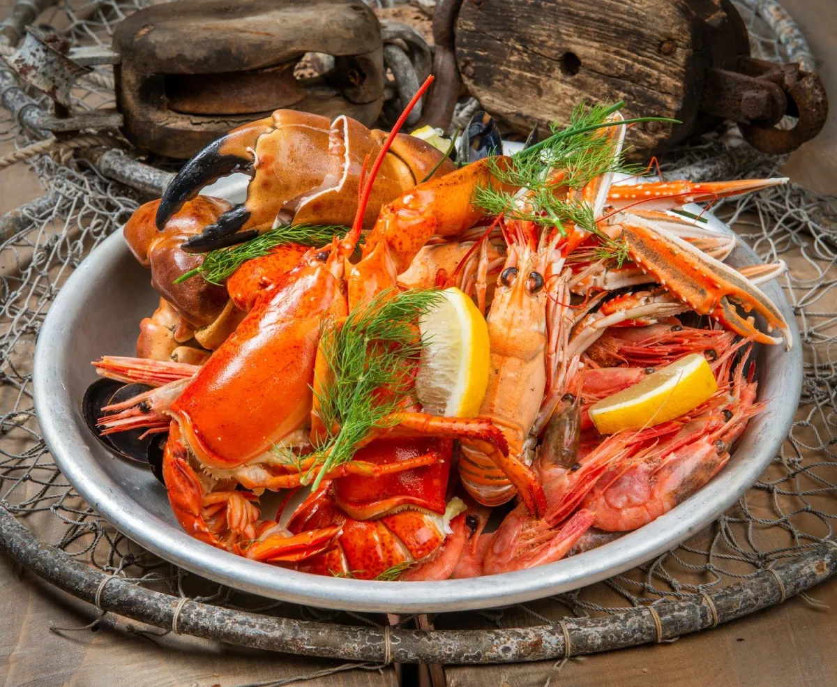 Generøst sjømatfat med ferske reker, krabbe og sjøkreps – Sjøbua i Sponvika spesialiserer seg på skalldyr fra Ringdalsfjorden
