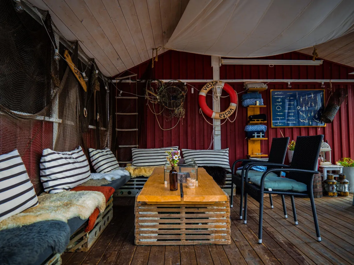 Koselig terrasse med maritime loungemøbler på Sjøbua i Sponvika – avslappende atmosfære ved Ringdalsfjorden nær Halden